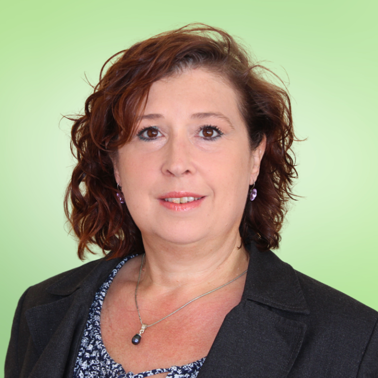 Das Bild zeigt das Porträt einer Frau auf grünem Hintergrund.